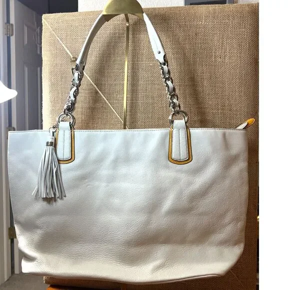 COACH White Leather Shoulder Bag 16485 w/ tag, tassel & charm EUC - Picture 2 of 11